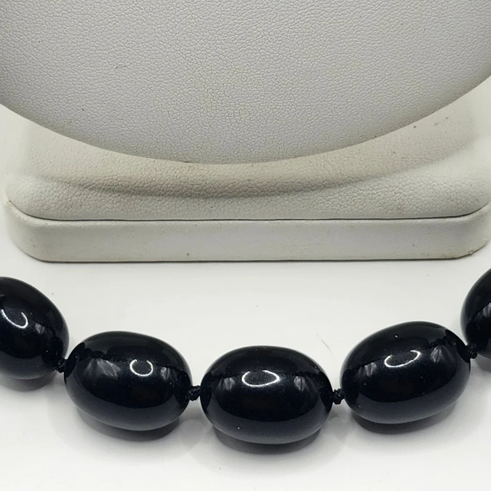 Trifari Vintage Black Oval Bead Knotted Necklace Gold Tone Spring Ring Clasp - Picture 2 of 8